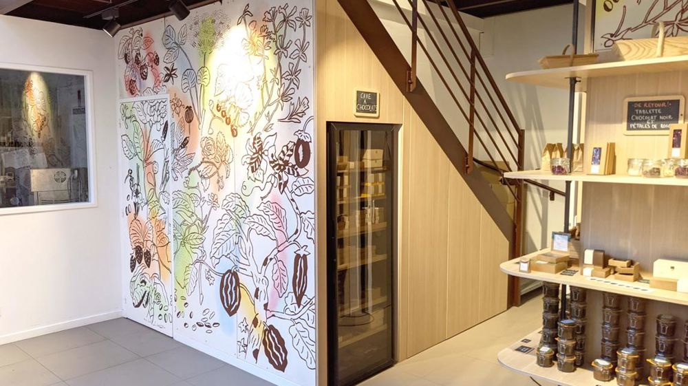 Le laboratoire (à g.) donne sur la boutique. © MON JARDIN CHOCOLATE